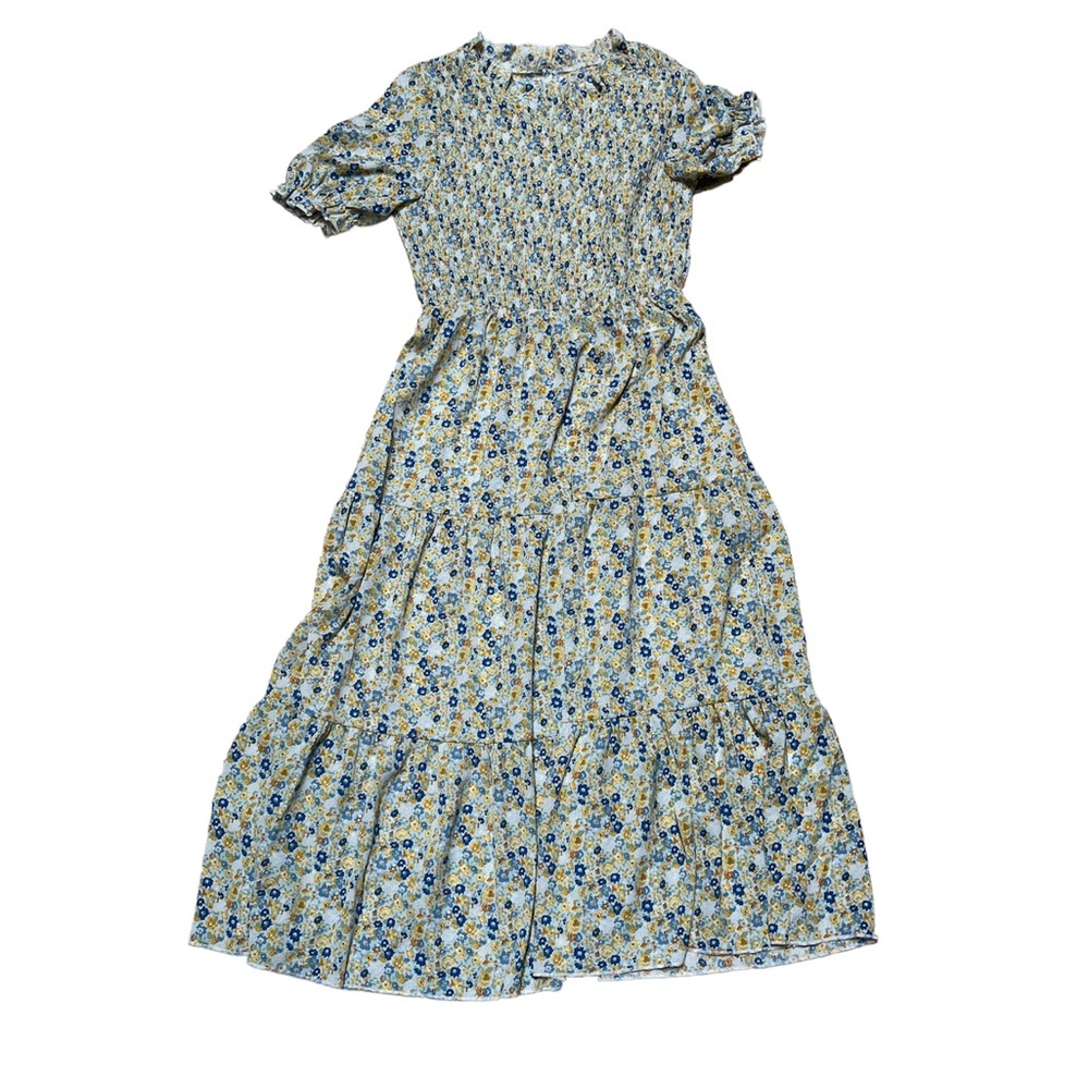 Mid length dress super cute never worn but tags are not on it! Floral print!